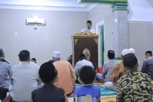 Kabag  Prokopim Serahkan Bantuan Karpet dari Pejabag Bupati Takalar Untuk Masjid Jami Al-Fauza Bajeng