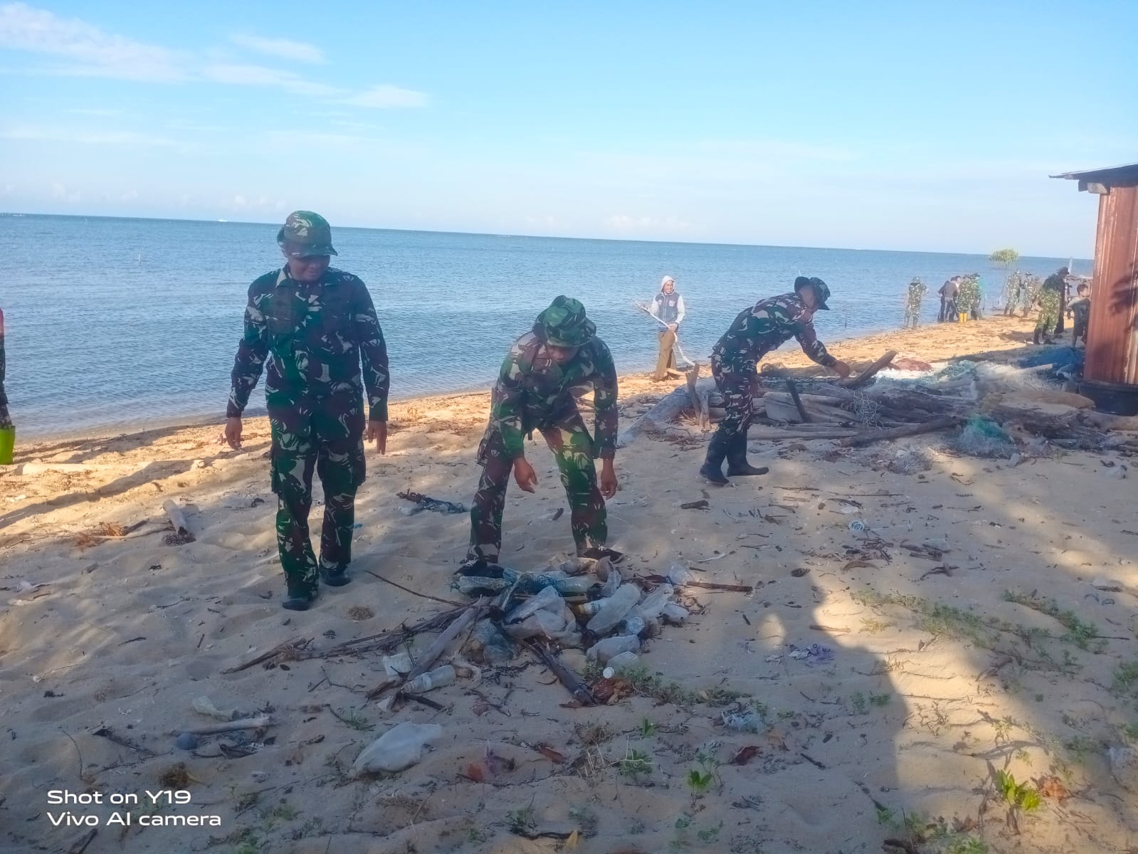 Peduli Lingkungan Personel Tni Bersama Masyarakat Gotong Royong