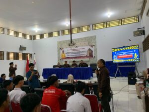 Tim PKM UNM memberikan pemaparan kepada siswa SMK Negeri 4 Gowa.